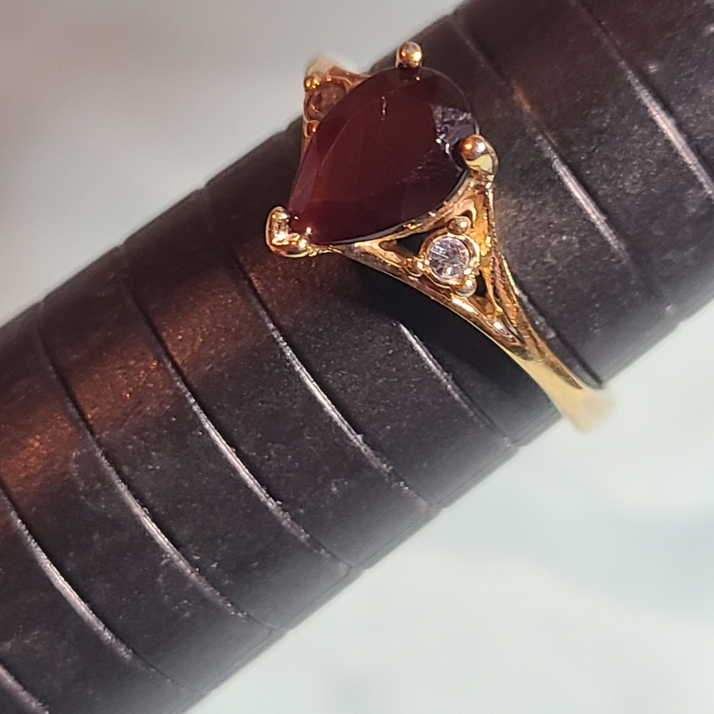 Avon Fashion Jewelry Scarlet Temptation Ring Goldtone Size 7.5
